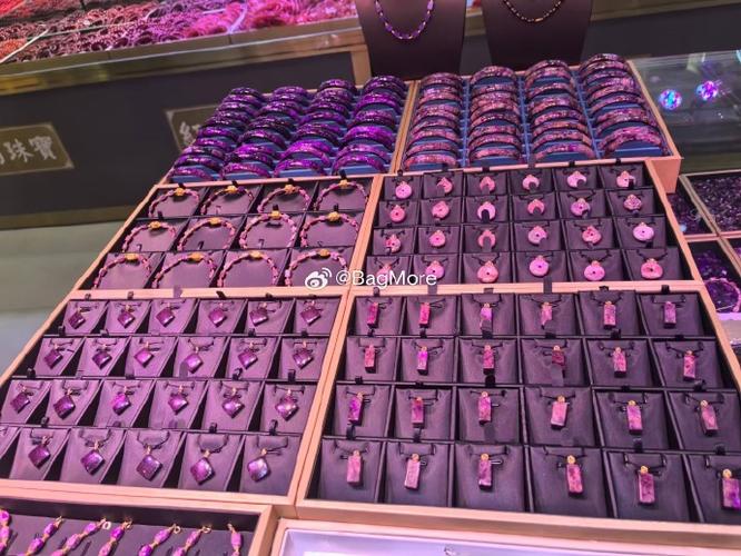 石舒俱來 蘇紀(jì)石給大家分享一下客戶檔口成品以后的美物原石進(jìn)了工廠